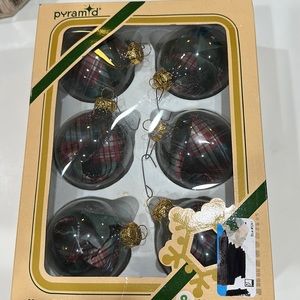 UIB Pyramid Satin Sheen 6 ornaments